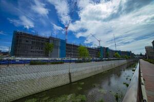 grúas a el debajo construcción tiempo de día amplio Disparo foto