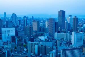 un amanecer panorámico paisaje urbano en Osaka foto