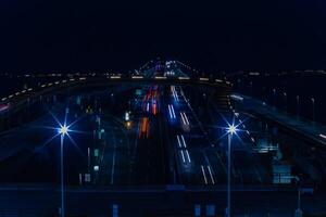 un noche tráfico mermelada en el autopista a tokio bahía zona en chiba foto