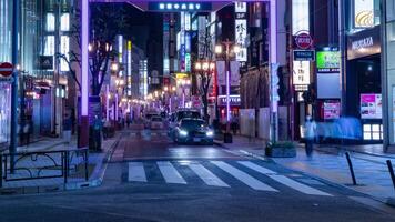 ein Nacht Zeitraffer von das Menge beim das Neon- Stadt, Dorf im Shinjuku Tokyo Schwenken video