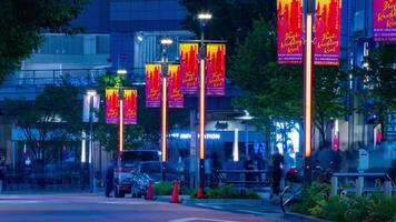 een nacht timelapse van de menigte Bij de neon stad- in shinjuku tokyo lang schot zoom video
