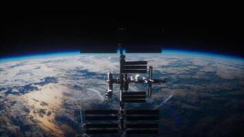 international espace station tourne solaire panneaux dans extérieur espace video