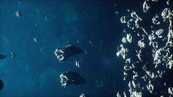 immense grappe de périlleux astéroïdes dans une brumeux univers video