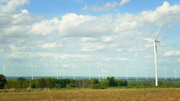 veld- van elektrisch turbines achtergrond over- blauw lucht video