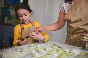 mamá y hija Cocinando empanadillas juntos en el hogar cocina interior foto