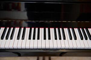cerca arriba Disparo de negro de madera Clásico grandioso piano teclado, con negro y blanco llaves. todavía vida. clásico musical acorde instrumento foto