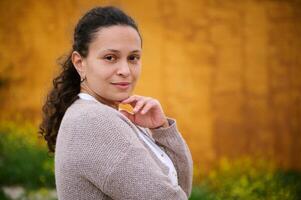 retrato de un medio Envejecido multi étnico bonito mujer mirando a cámara. foto