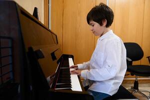 talentoso Adolescente músico crea música y canción, realiza en el pianoforte, compone un melodía foto