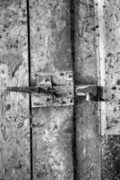 antiguo rústico puerta cerca arriba.vertical vista. negro y blanco foto