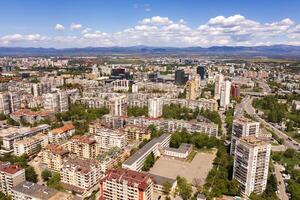 aéreo ver desde un zumbido de un distrito de el ciudad siguiente a el montaña, Sofía Bulgaria foto