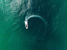 aéreo ver de velocidad barco en el agua mar haciendo un círculo, zumbido ver foto