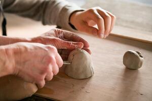 para niños manos creando hecho a mano cerámica en arcilla de cerca foto