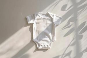 ai generado diseño plano laico blanco bebé camisa mono, en blanco antecedentes con hojas sombra. Bosquejo para diseño y colocación de logos foto