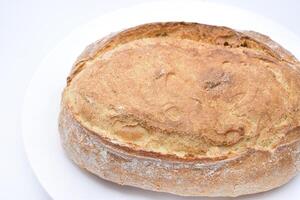 un Fresco pan de un pan en un lámina. un pedazo de delicioso un pan. panadería productos foto