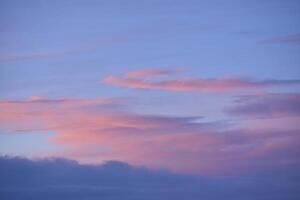 noche puesta de sol cielo. ligero azul amarillo nubes en el cielo. foto