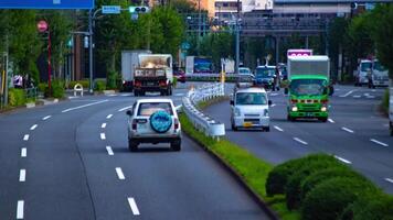 ein Zeitraffer von das der Verkehr Marmelade beim das städtisch Straße im Tokyo lange Schuss Neigung video