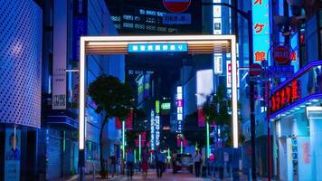 een nacht timelapse van de menigte Bij de neon stad- in shinjuku tokyo zoom video