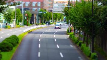 uma espaço de tempo do a miniatura tráfego geléia às a urbano rua dentro Tóquio panning video