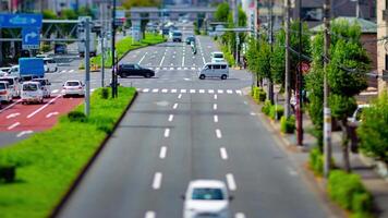 ein Zeitraffer von das Miniatur der Verkehr Marmelade beim das städtisch Straße im Tokyo Neigung video