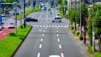 ein Zeitraffer von das Miniatur der Verkehr Marmelade beim das städtisch Straße im Tokyo Zoomen video