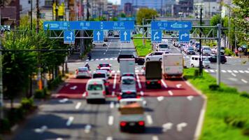 en Timelapse av de miniatyr- trafik sylt på de urban gata i tokyo luta video