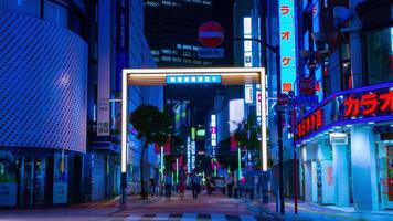 een nacht timelapse van de menigte Bij de neon stad- in shinjuku tokyo kantelen video