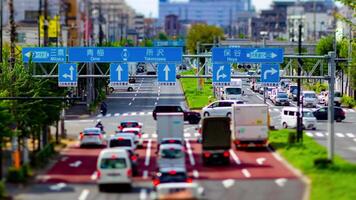 en Timelapse av de miniatyr- trafik sylt på de urban gata i tokyo panorering video
