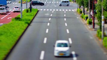 uma espaço de tempo do a miniatura tráfego geléia às a urbano rua dentro Tóquio panning video