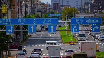 en Timelapse av de trafik sylt på de urban gata i tokyo lång skott zoom video