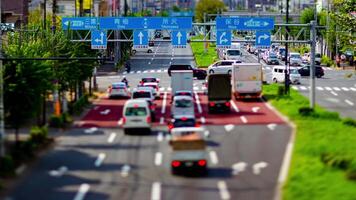 ein Zeitraffer von das Miniatur der Verkehr Marmelade beim das städtisch Straße im Tokyo Neigung video