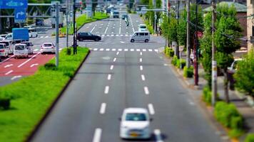 ein Zeitraffer von das Miniatur der Verkehr Marmelade beim das städtisch Straße im Tokyo Neigung video