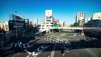 een timelapse van de verkeer jam Bij de kruispunt in tokyo breed schot kantelen video