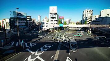 en Timelapse av de trafik sylt på de korsning i tokyo bred skott luta video