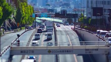 een timelapse van de miniatuur verkeer jam Bij de downtown straat in tokyo zoom video