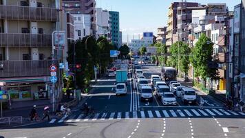 en Timelapse av de trafik sylt på de stadens centrum gata i tokyo panorering video