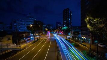 un' notte lasso di tempo di il traffico marmellata a il città attraversamento nel tokyo largo tiro inclinazione video