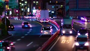 een nacht timelapse van de miniatuur verkeer jam Bij de stad straat zoom video