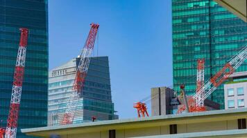 un lapso de tiempo de grua a el debajo construcción tiempo de día largo Disparo enfocar video