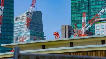 une laps de temps de grue à le en dessous de construction jour longue coup panoramique video