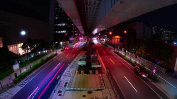 een nacht timelapse van de verkeer jam Bij de stad straat in tokyo vissenoog schot zoom video