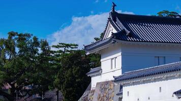 en Timelapse av moln på de Port av odawara slott i kanagawa tele skott luta video