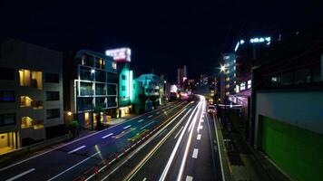 een nacht timelapse van de verkeer jam Bij de stedelijk stad straat breed schot kantelen video