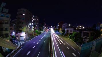 un noche lapso de tiempo de el tráfico mermelada a el céntrico calle ojo de pez Disparo inclinación video