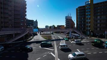 een timelapse van de verkeer jam Bij de kruispunt in tokyo breed schot zoom video