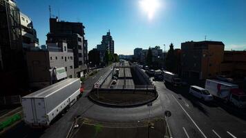 en Timelapse av de trafik sylt på de korsning i tokyo bred skott zoom video