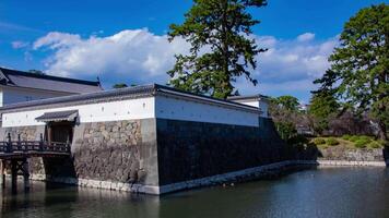 een timelapse van wolk Bij de poort van Odawara kasteel in kanagawa pannen video