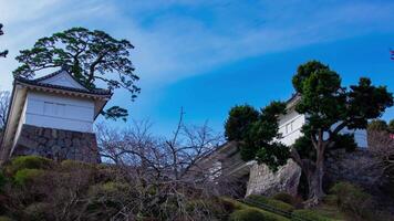 een timelapse van wolk Bij de poort van Odawara kasteel in kanagawa zoom video