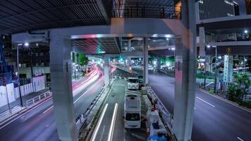 en natt Timelapse av de trafik sylt på de urban gata i tokyo fisk öga skott zoom video