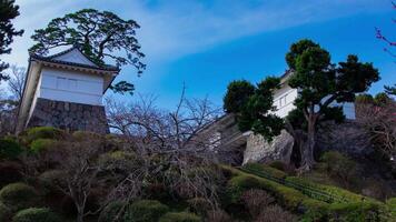 en Timelapse av moln på de Port av odawara slott i kanagawa luta video