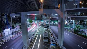 en natt Timelapse av de trafik sylt på de urban gata i tokyo fisk öga skott zoom video